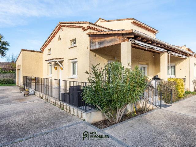 Maison familiale à proximité des écoles et transports avec 5 chambres, jardin et piscine