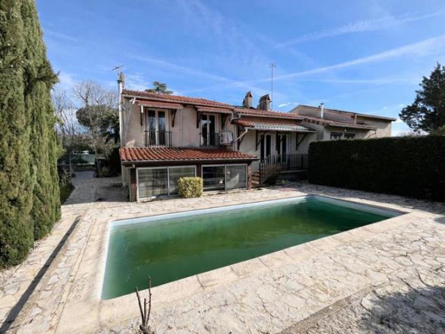 MAISON FAMILIALE À VENDRE EN COEUR DE VILLE DE CASTELGINEST