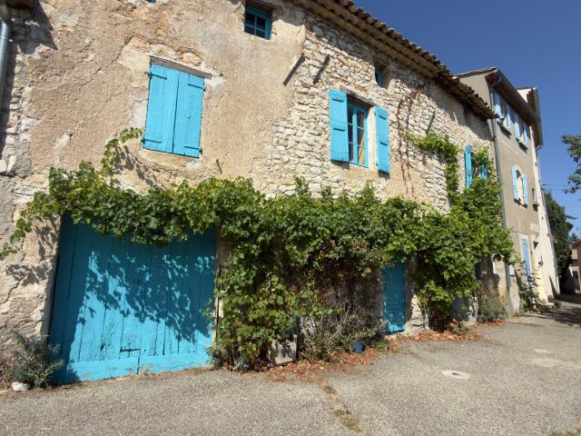 Maison familiale à vendre 7 pièces SAINT TRINIT 84 Tropézienne avec vue sur les toits du village et la campagne environnante