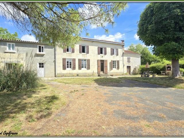 Maison FAMILIALE à vendre 8 pièces 226m² à SAINT PIERRE DE JUILLERS 17 sur plus d'1 hectare de terrain avec HANGAR et DEPENDANCES