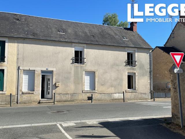 Maison familiale bien présentée, dotée de 3 chambres et d'une cour privée, située dans le bourg de Lignières
