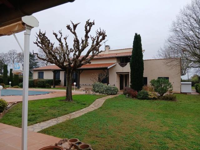 MAISON FAMILIALE BRENS PISCINE POOL HOUSE