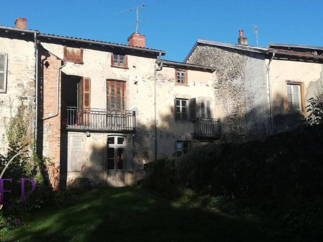 Maison familiale centre bourg avec terrain et grange