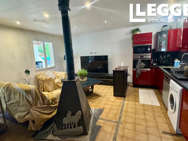 Maison familiale compacte de plain pied, avec garage, piscine et grand jardin