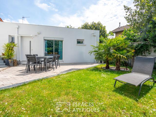 Maison familiale contemporaine avec jardin et dépendance