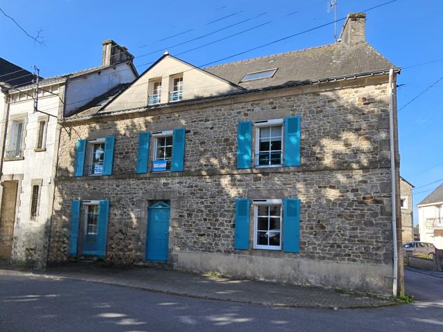 MAISON FAMILIALE DANS LE BOURG