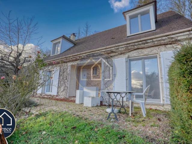 MAISON FAMILIALE DANS UN VILLAGE PRISÉ 4 CHAMBRES SOUS SOL TOTAL TERRAIN 1246m2