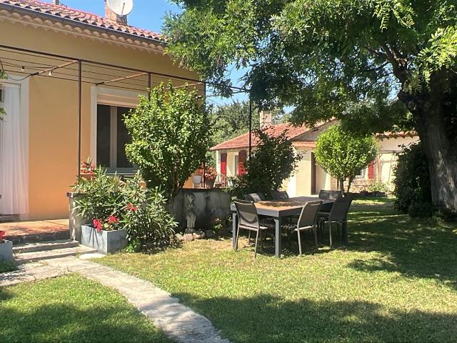 Maison familiale de campagne avec maisonnette