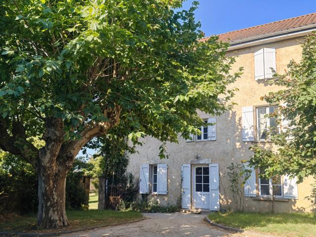 MAISON FAMILIALE DE CARACTÈRE AVEC PISCINE ET DE NOMBREUSES DÉPENDANCES