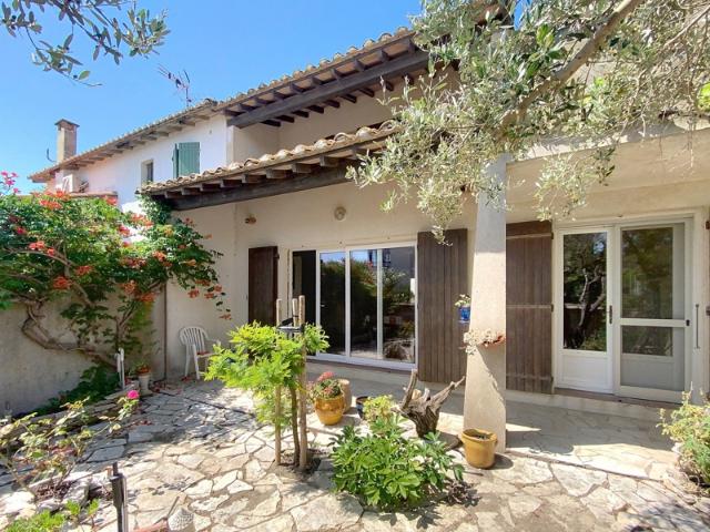 Maison familiale de charme à deux pas de la mer ? 5 chambres, beaux volumes et extérieurs multiples