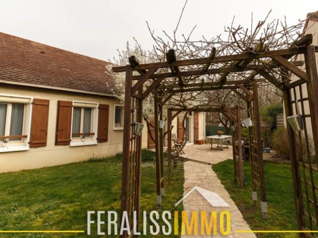 Maison familiale de plain pied, 4 chambres, jardin plein su