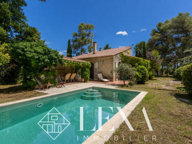 Maison familiale de plain pied avec dépendance et piscine