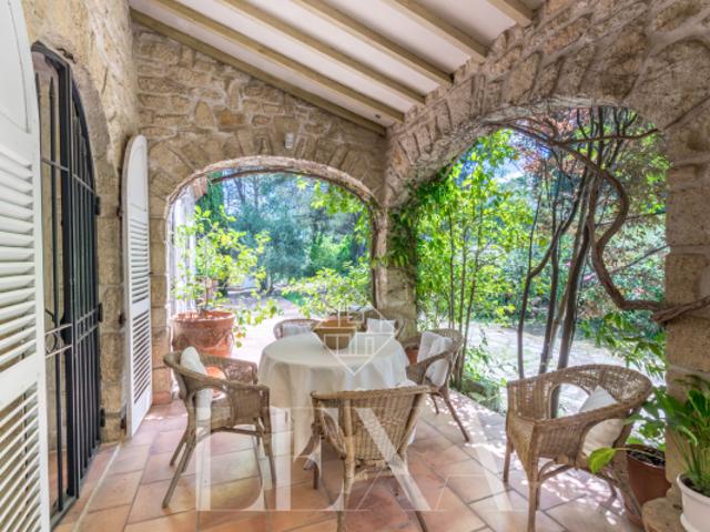 Maison familiale de plain pied avec dépendance et piscine