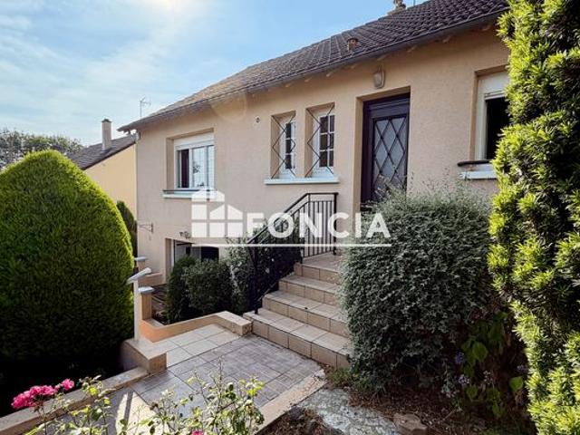 Maison familiale de plain pied avec jardin