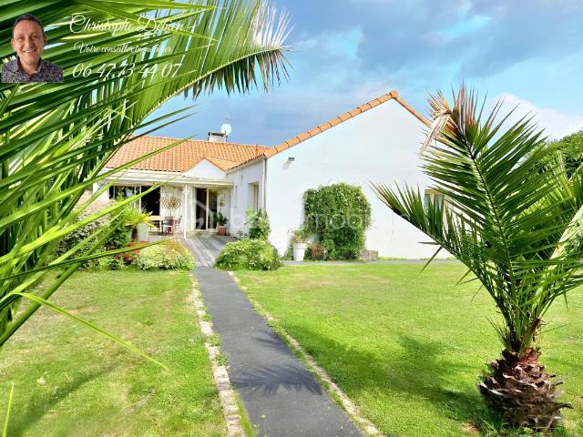 MAISON FAMILIALE DE PLAIN PIED AVEC SOUS SOL AMÉNAGÉ, 4 CHAMBRES ET GRAND JARDIN AU CALME – CHAVAGNES EN PAILLERS