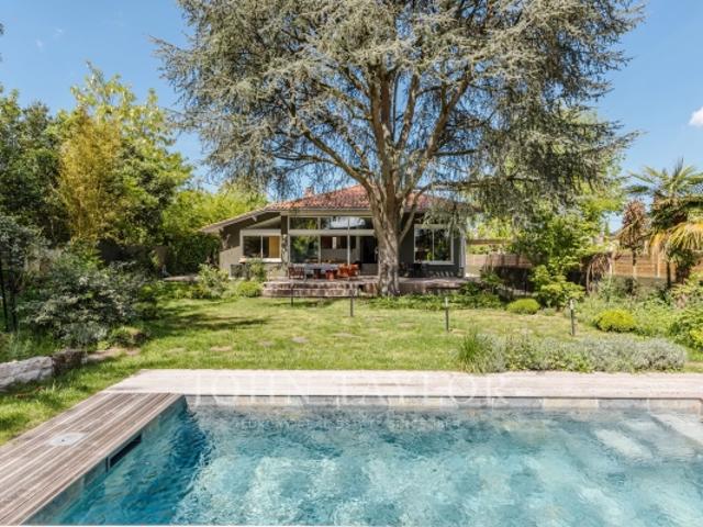 MAISON FAMILIALE DE PLAIN PIED GARAGE PISCINE GRAND JARDIN