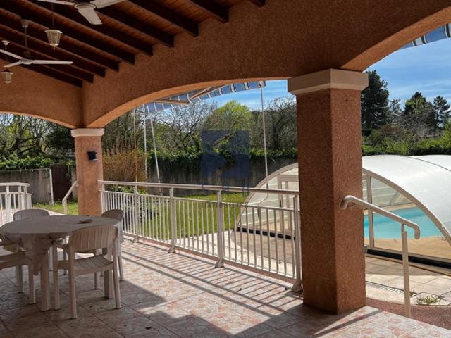 Maison familiale de plain pied de 174m2 avec piscine et terr