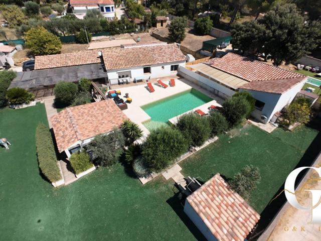 MAISON FAMILIALE DE PLAIN PIED DE 7 PIÈCES AVEC UNE DEPENDANCE