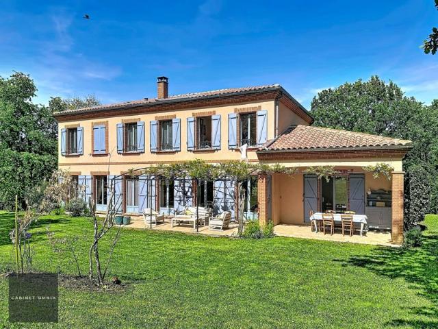 Maison familiale de standing avec piscine et beaux volumes ? S