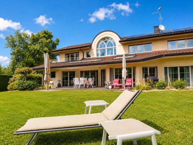 Maison familiale de standing de 296 m² avec jardin paysager à Ambilly, aux portes de Genève