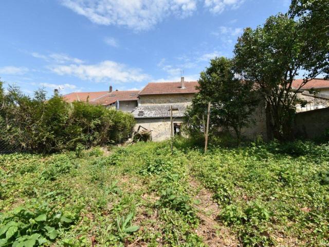 Maison familiale de village à rénover, type T5 / 3 chambres