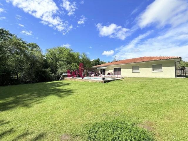 Maison familiale de 145m2 sur 2000m2 de terrain avec piscine, vue dégagée et prestations de qualité