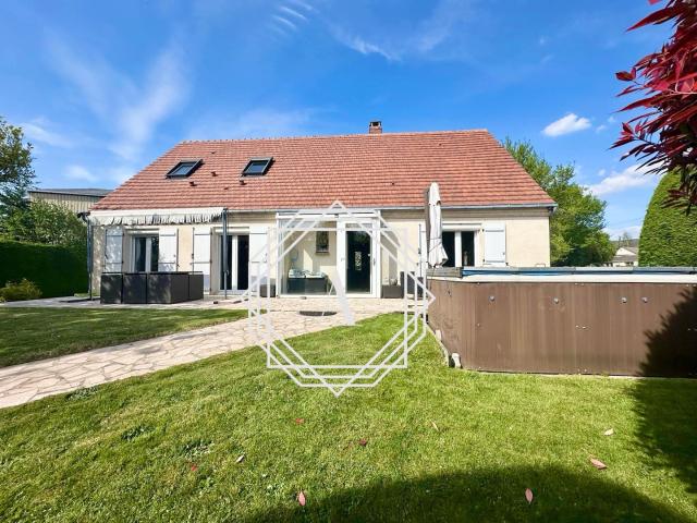 Maison familiale de 148 m2 sur un terrain paysager de 1 700 m2 Calme, confort et qualité de vie assurés!