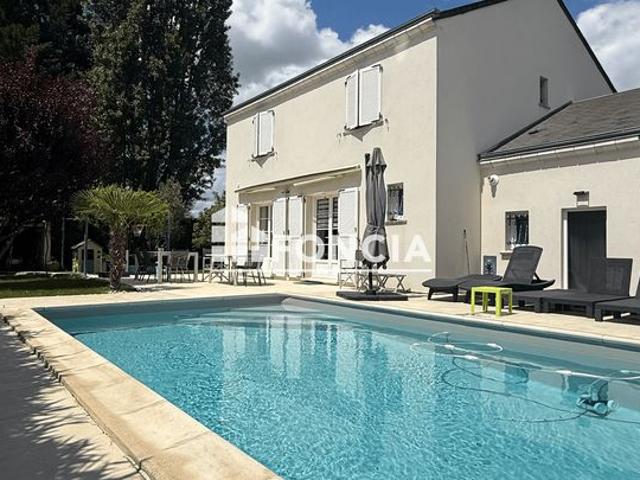 Maison familiale de 150 m² avec 4 chambres, véranda, piscine et garage sur 1000 m² de terrain arboré. Cadre idéal
