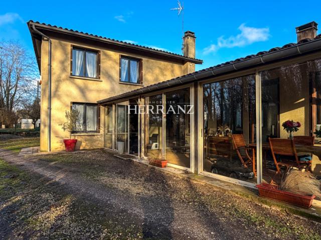 Maison familiale de 160 m2 avec 6 chambres et deux garages à