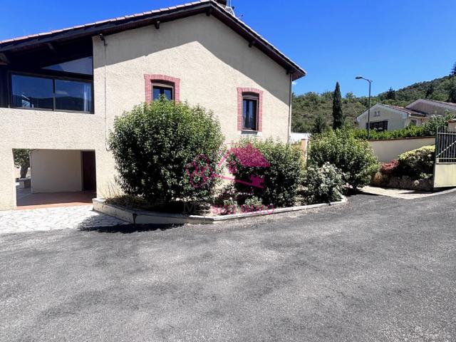 Maison familiale de 173 m2 avec piscine, véranda et pool house Quillan
