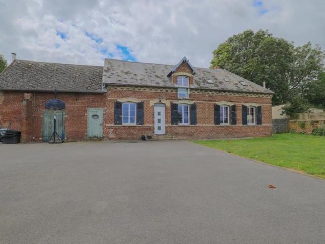 Maison familiale de 181m² avec 4 chambres et terrain de 1 800m²