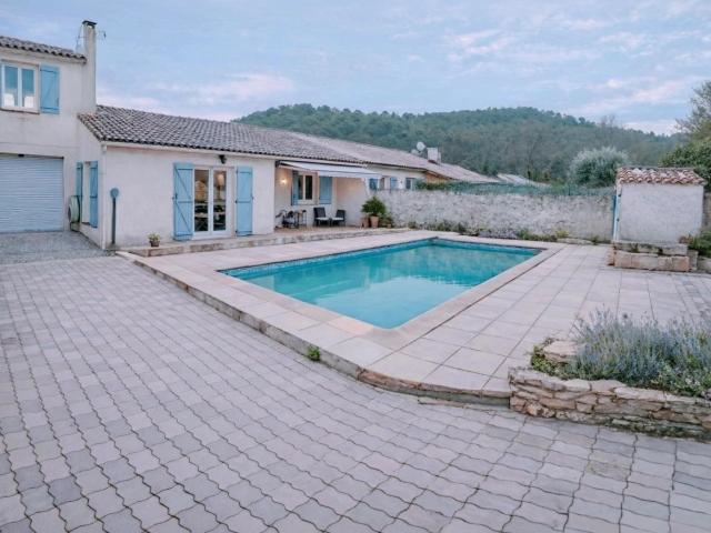 Maison familiale de 103 m2 avec piscine, jardin et garage Le Val