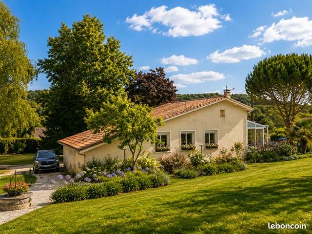 Maison familiale de 102 m² avec véranda, 3 chambres et grand jardin arboré