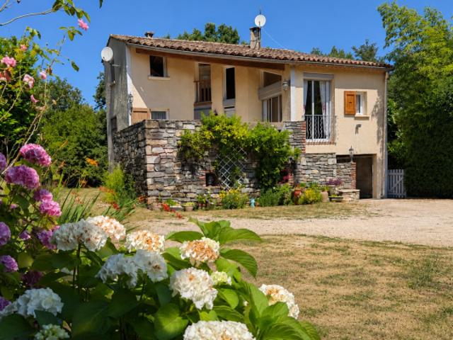 Maison familiale de 106 m2 avec garage, atelier et terrain d
