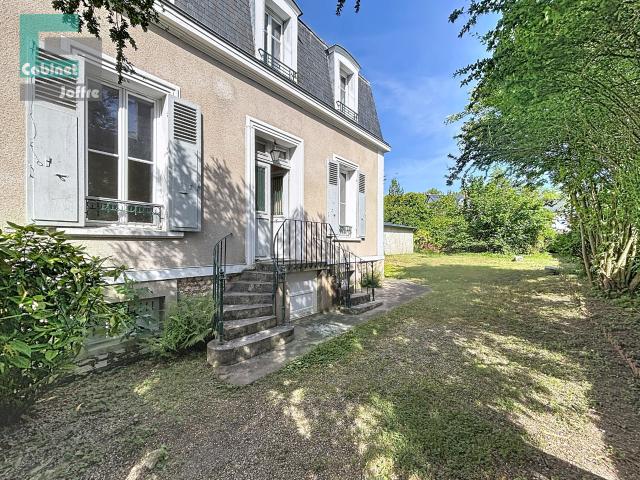 Maison familiale de 128 m2 sur un terrain de 679 m2. Quartier Paul Jozon
