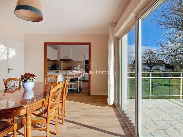 MAISON FAMILIALE DE 133 M2 6 CHAMBRES AVEC CARPORTS, SOUS SOL ET TERRAIN CLOS DE 1508 M2 A ST SENIER SOUS AVRANCHES