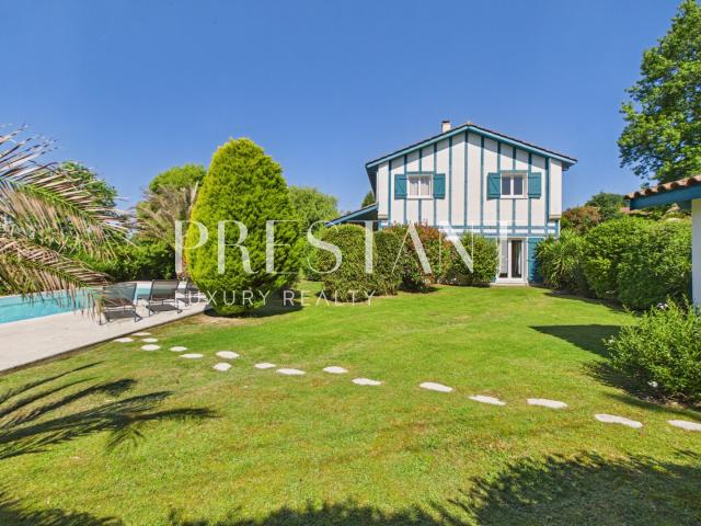 Maison familiale de 275 m² avec un jardin paysagé et piscine chauffée