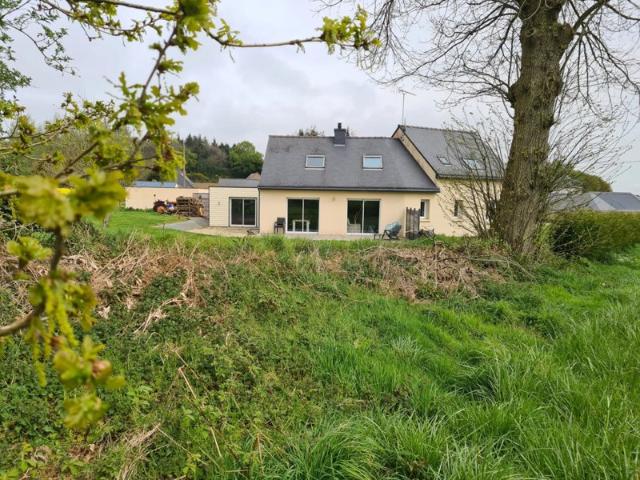 Maison familiale de 2006 avec vie de plain pied, 5 chambres