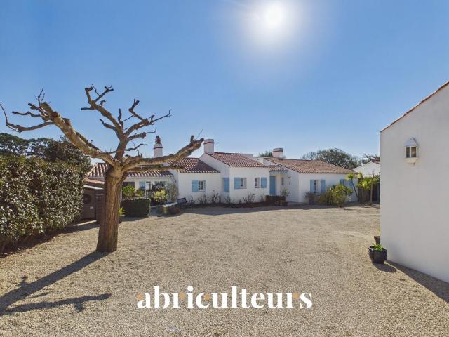Ensemble de deux maisons de plain pied 9 pièces – 200 m² – Trois terrasses, jardin arboré de 1000 m² – Calme absolu à Noirmoutier en l’Île