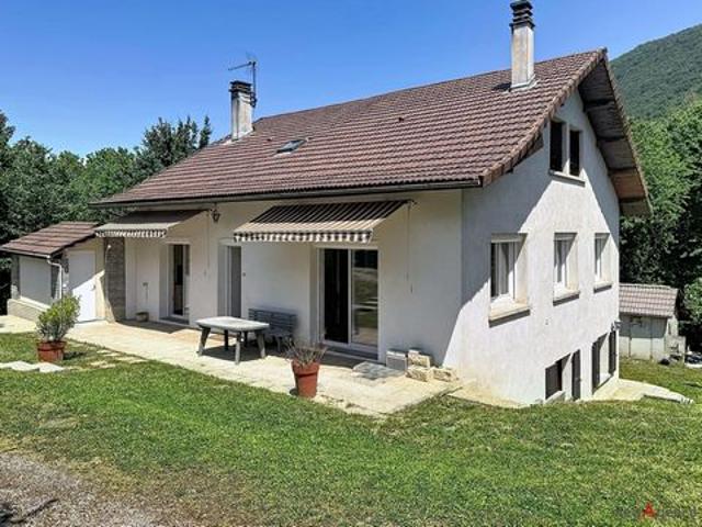 Maison familiale de 221 m² sur 1 800 m² de terrain