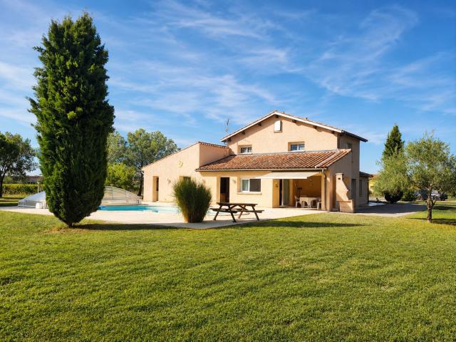 Maison familiale de 227 m2 avec piscine sur plus de 5 000 m2 de terrain Entre Albi et Gaillac