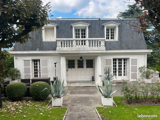 Maison familiale de 225 m² habitables – Jardin arboré de 1 700 m² – Centre ville à pied
