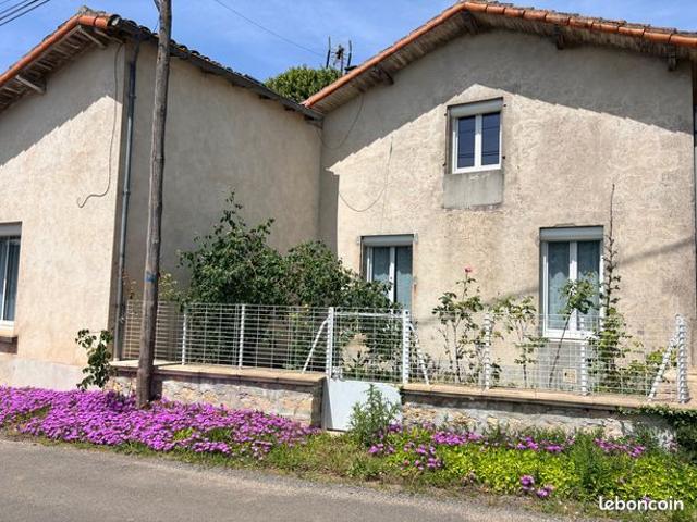 Maison Familiale de 3 Chambres Proche de Nanteuil en Vallée Sur 7650 m2