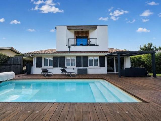Maison familiale de 4 chambres avec piscine