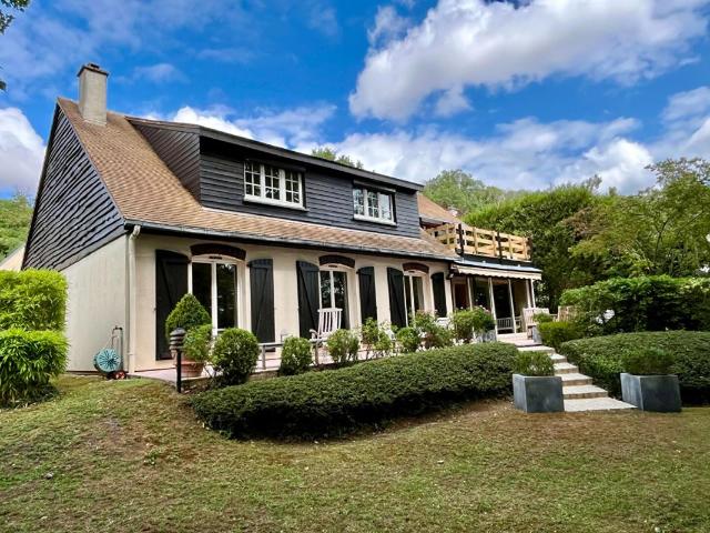 Maison familiale de 5 chambres, beaux espaces de réception sur jardin paysagé