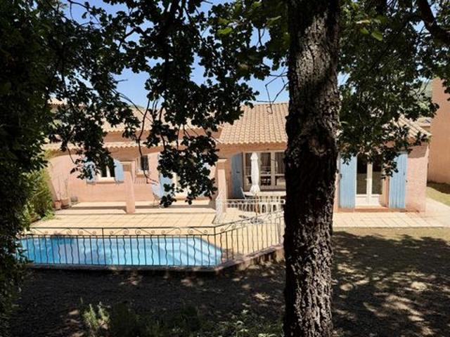 Maison familiale de 5 pièces avec piscine sur une parcelle de 649 m2