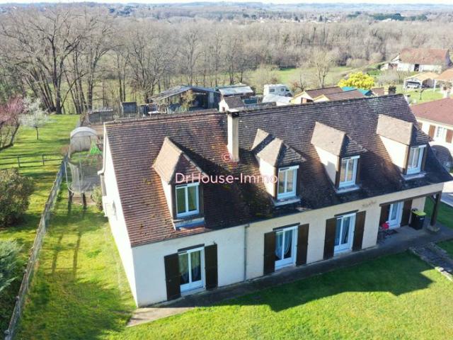 Maison Familiale de 7 Pièces avec Terrain de 3998 m2 et un studio