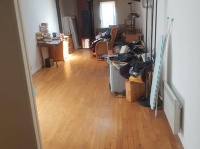 Maison familiale de 80m2 idéalement située dans un quartier résidentiel très calme et très proches des commerces et écoles. A 5min en voiture du lac