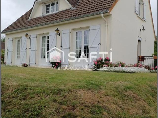 Maison familiale d'environ 119 m2, sur terrain arboré de 573 m2, situé dans un quartier résidentiel de Bayeux 14400