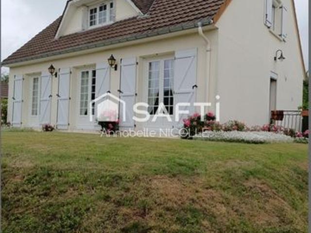 Maison familiale d'environ 119 m2, sur terrain arboré de 573 m2, situé dans un quartier résidentiel de Bayeux 14400